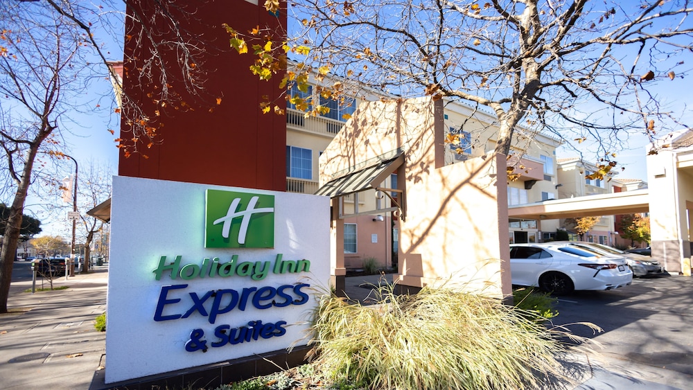 Image of Holiday Inn Express and Suites Berkeley