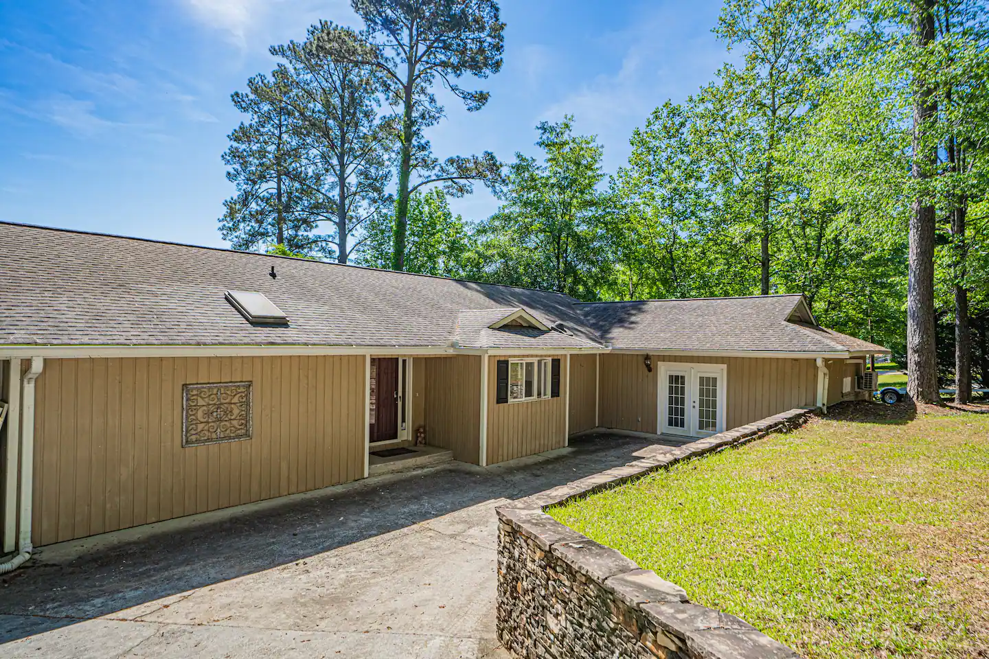 Image of Spacious Lakefront Home-big lot, deep water