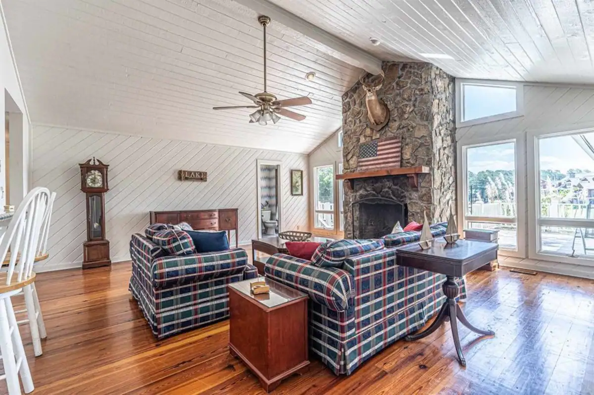 Image of Spacious Lakefront Home-big lot, deep water