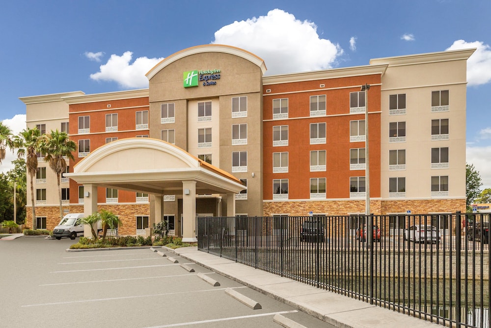 Image of Holiday Inn Express & Suites Largo