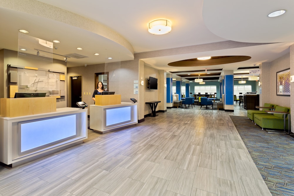 Image of Holiday Inn Express & Suites Largo