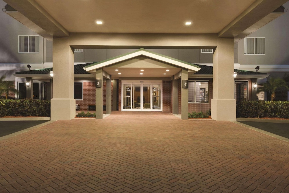Image of Country Inn & Suites