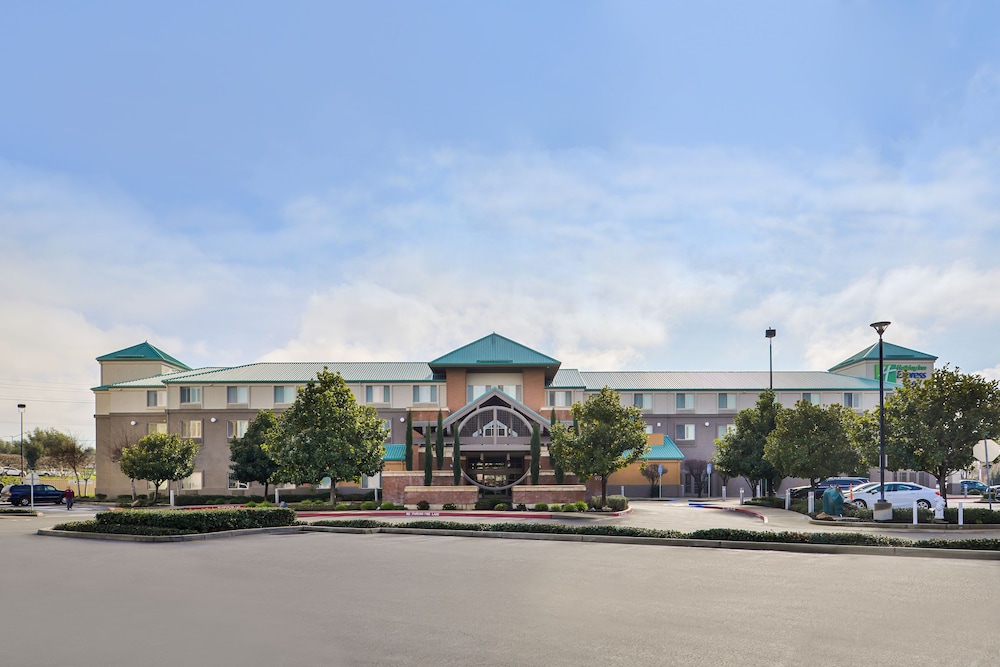 Image of Holiday Inn Express & Suites Elk Grove Central
