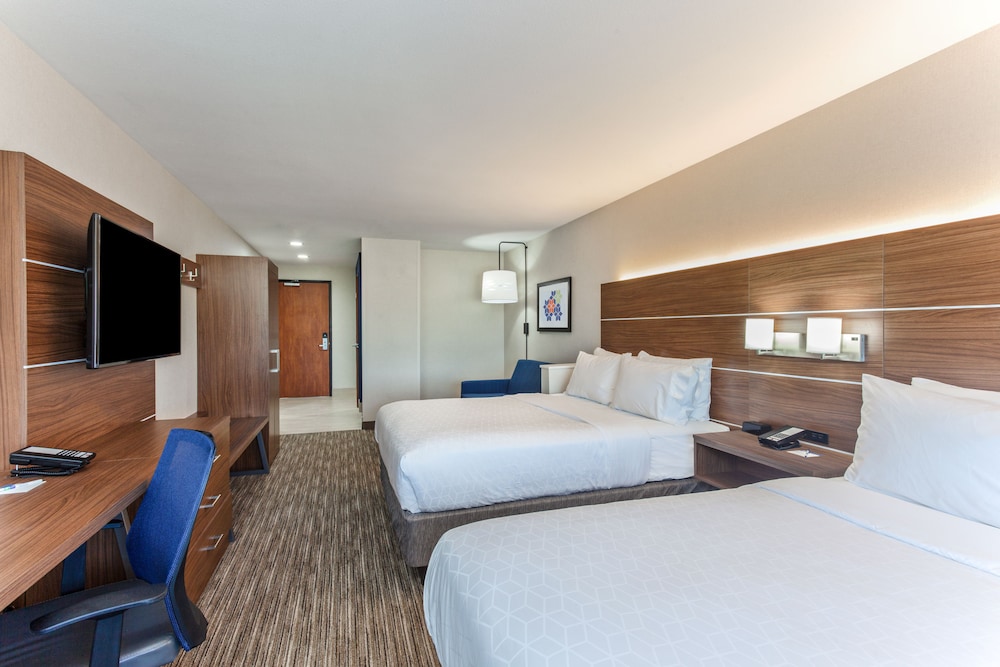 Image of Holiday Inn Express & Suites Elk Grove West
