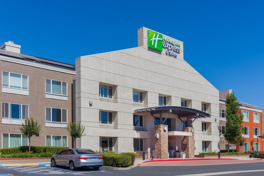 Image of Holiday Inn Express & Suites Elk Grove West