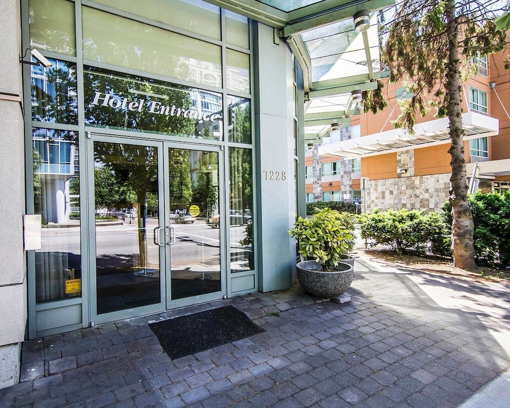 Image of Comfort Hotel Vancouver Airport