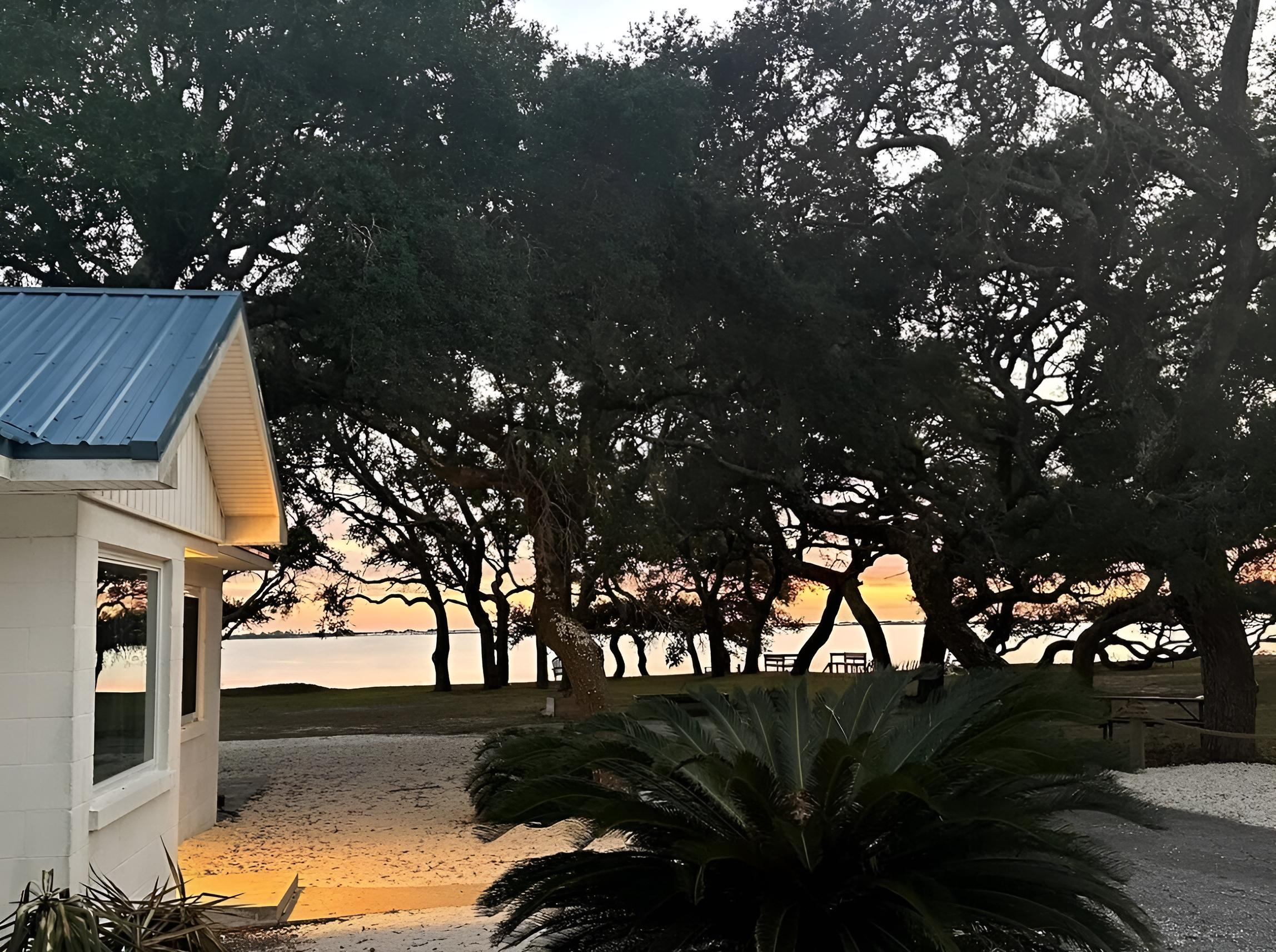 Image of Sunwood Cove Cottage: F - Peaceful Waterfront Cottage