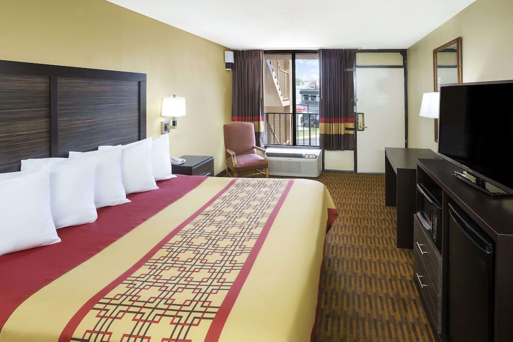 Image of Days Inn North Columbus