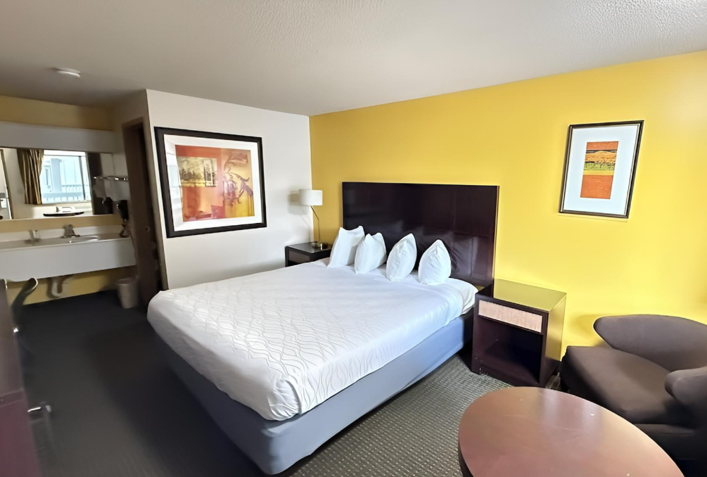 Image of PepperTree Inn