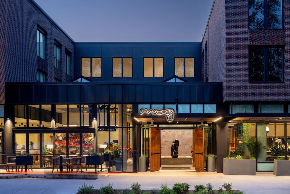 Image of Moxy Boulder