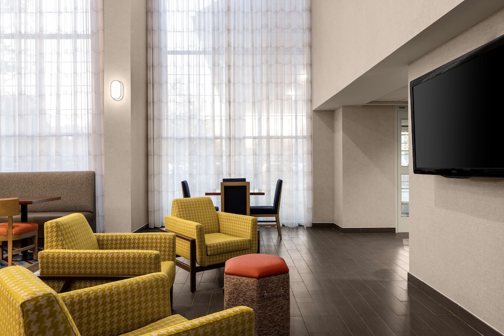 Image of Hampton Inn & Suites at Williamsburg Square