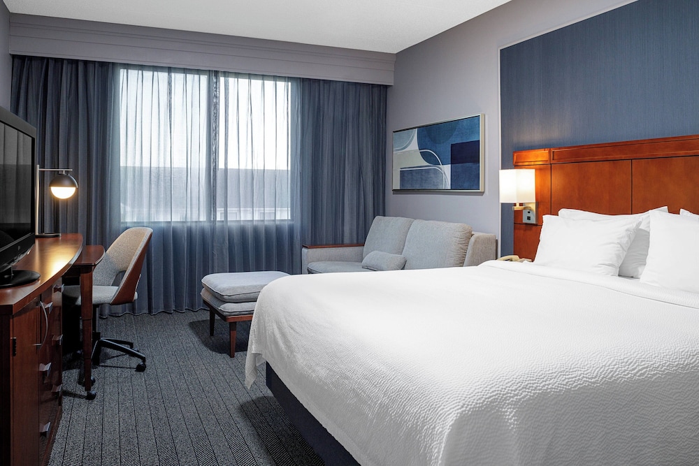 Image of Courtyard by Marriott Long Island MacArthur Airport