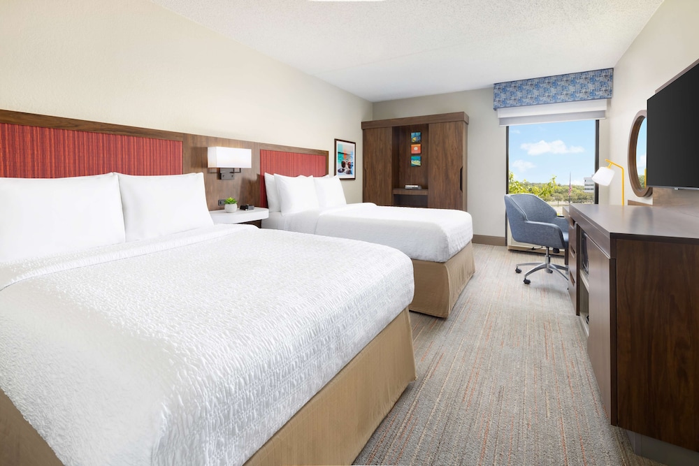 Image of Hampton Inn Islandia