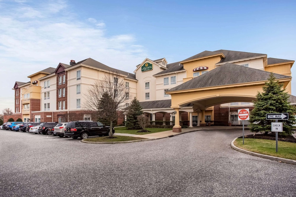 Image of La Quinta Inn & Suites Islip Mac Arthur Airport