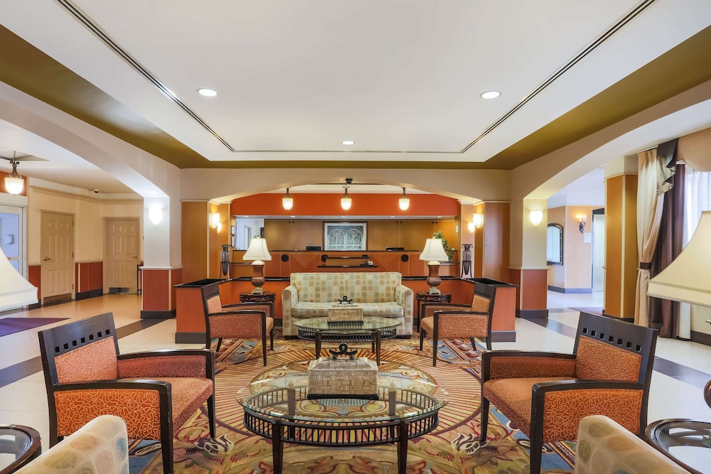Image of La Quinta Inn & Suites Islip Mac Arthur Airport