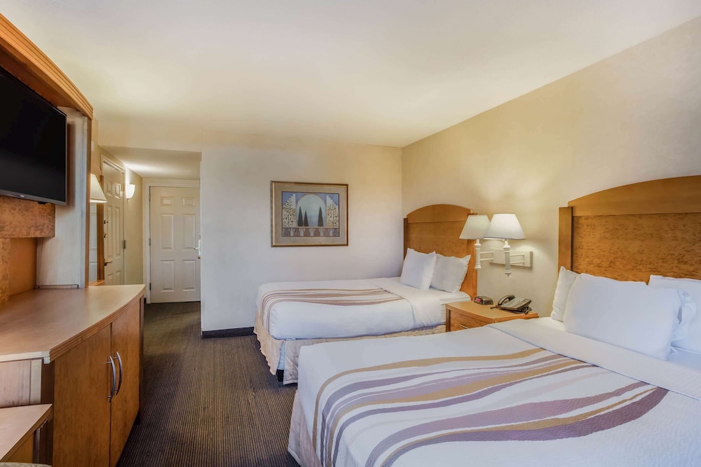 Image of La Quinta Inn & Suites Islip Mac Arthur Airport