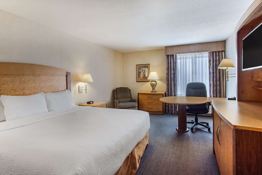 Image of La Quinta Inn & Suites Islip Mac Arthur Airport