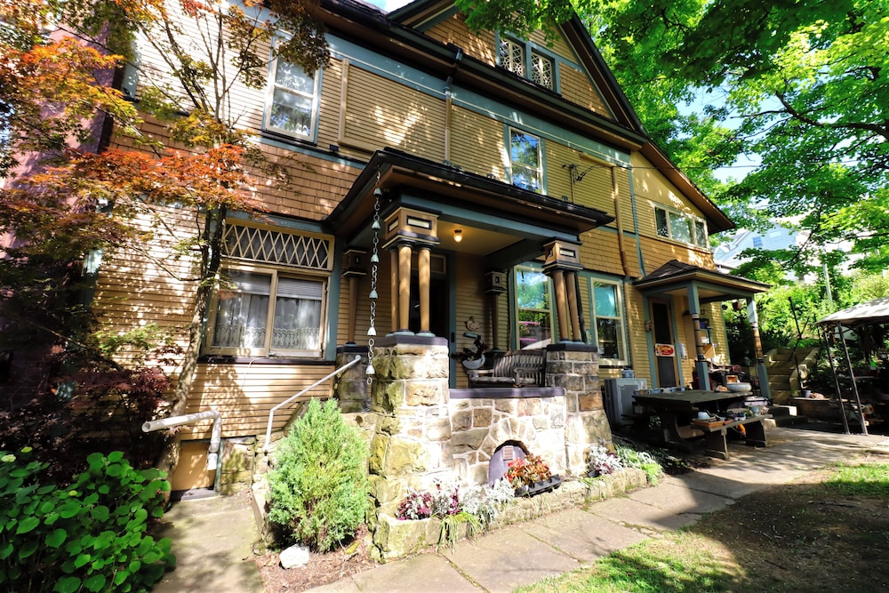 Image of The Queen, A Victorian B&B