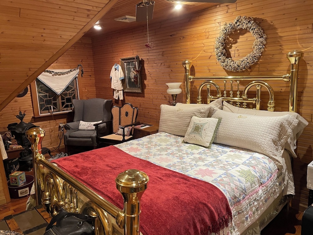 Image of The Queen, A Victorian Bed and Breakfast