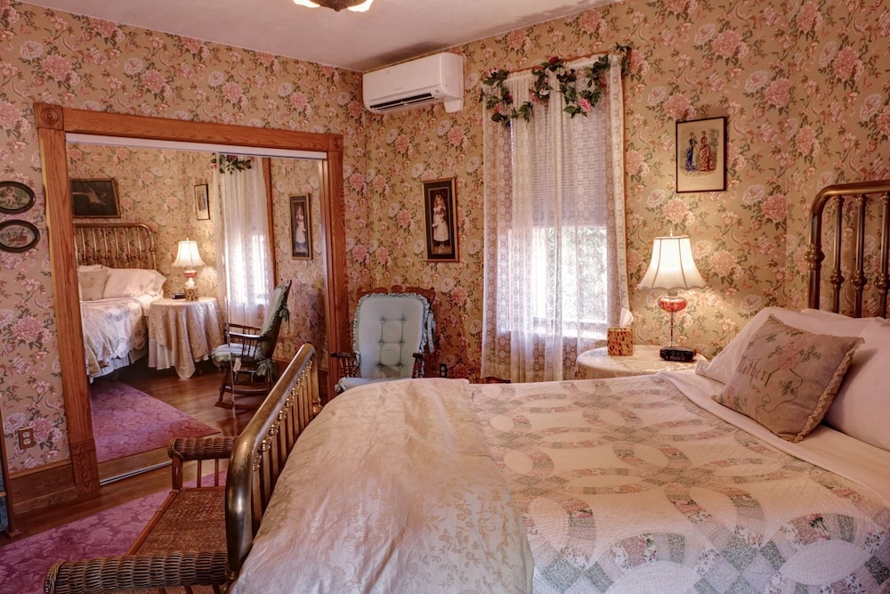 Image of The Queen, A Victorian Bed and Breakfast