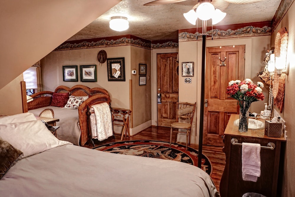 Image of The Queen, A Victorian Bed and Breakfast
