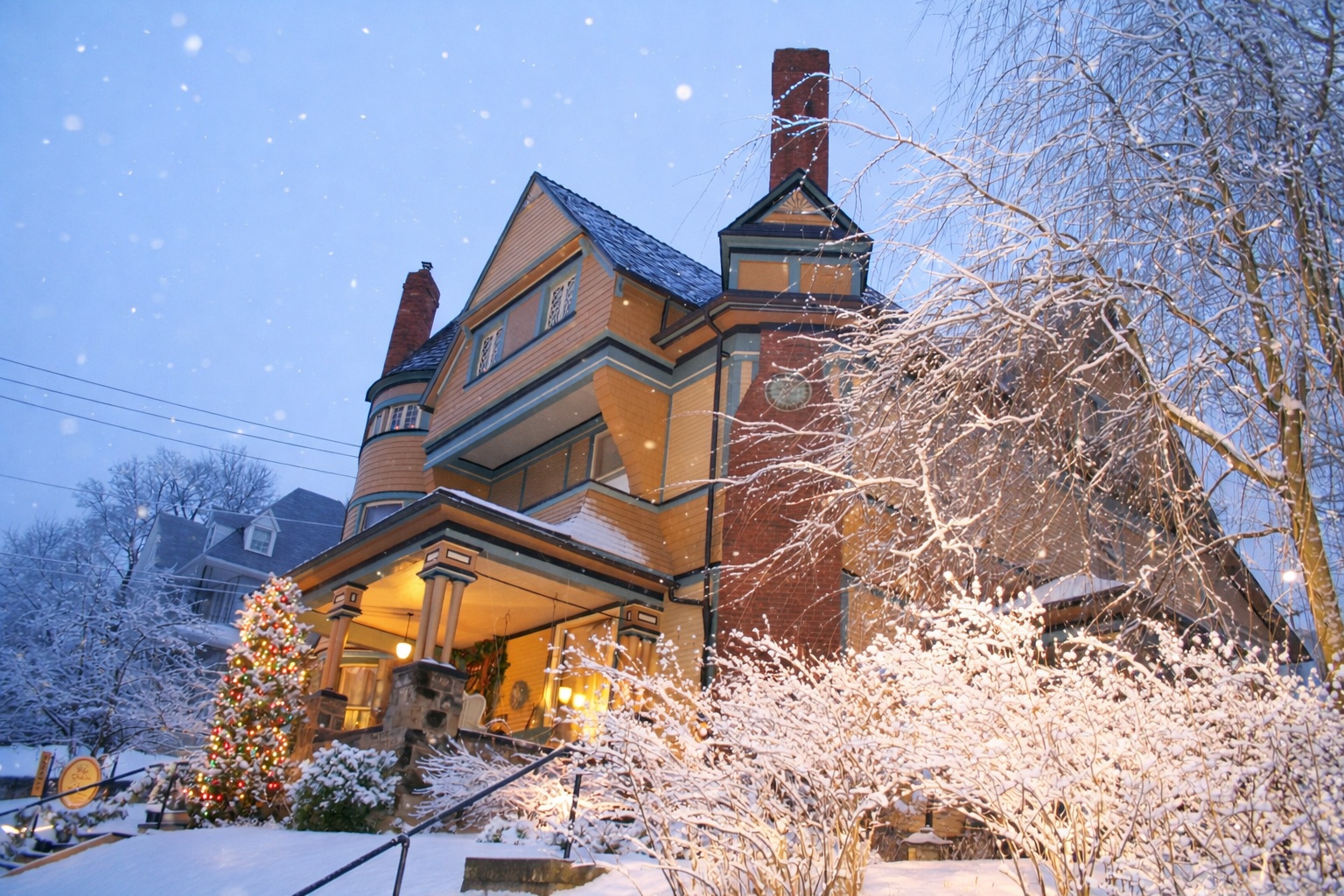 Image of The Queen, A Victorian Bed and Breakfast