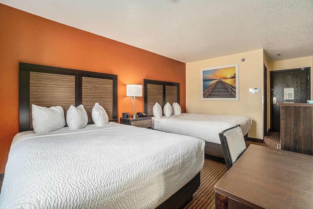 Image of Days Inn & Suites by Wyndham Traverse City