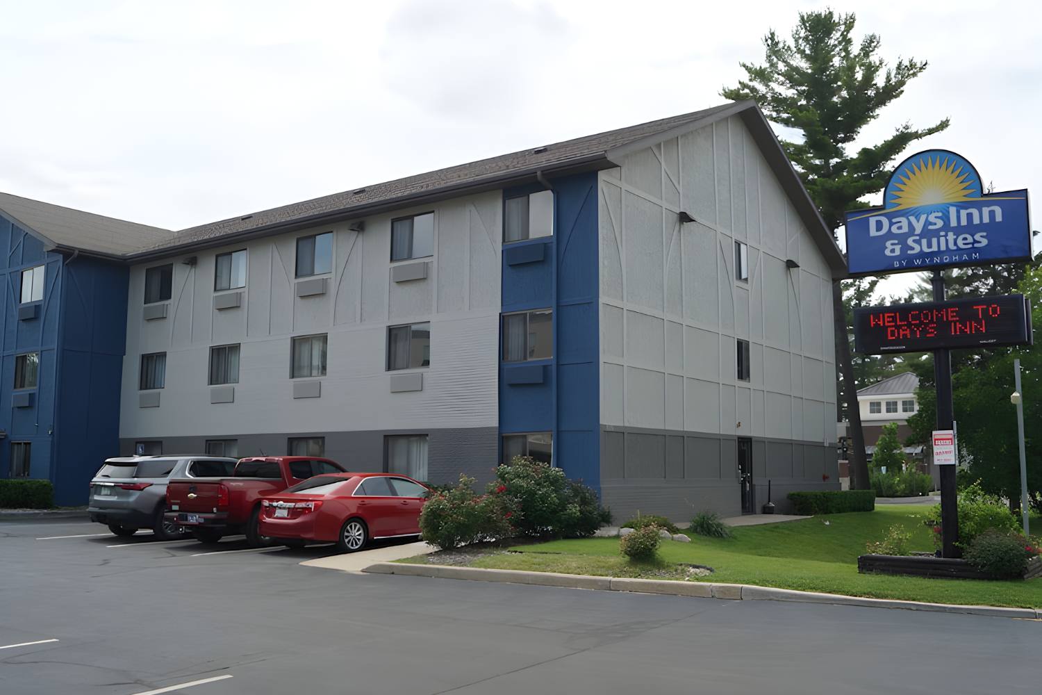 Image of Days Inn & Suites by Wyndham Traverse City