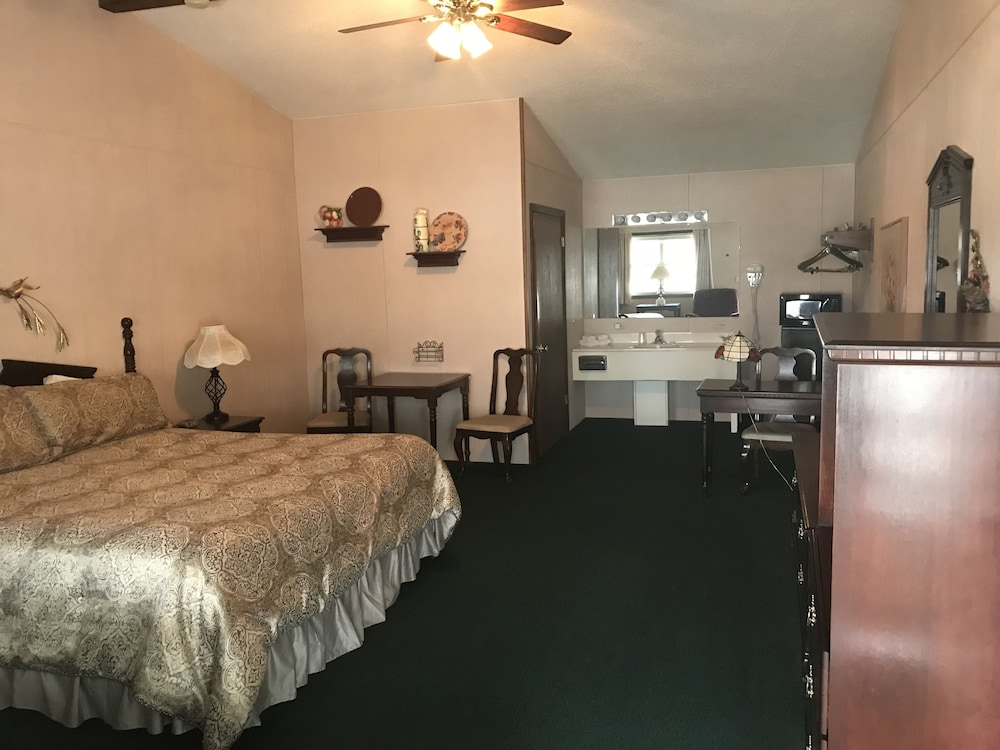 Image of Longhouse Lodge Motel