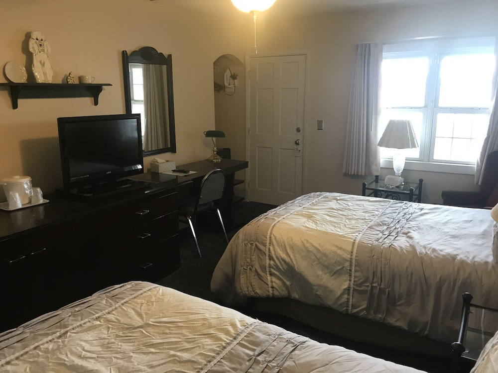 Image of Longhouse Lodge Motel