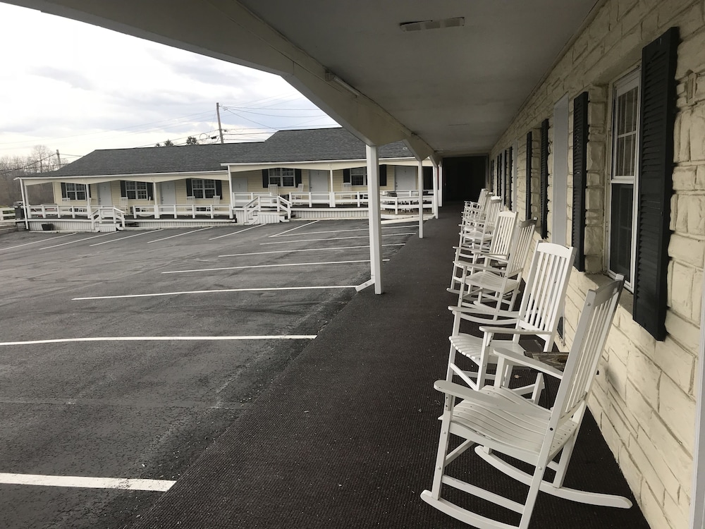 Image of Longhouse Lodge Motel