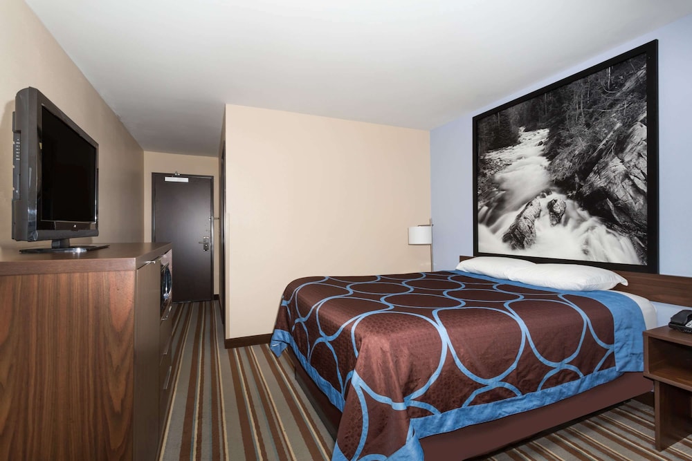 Image of Super 8 by Wyndham Longmont/Twin Peaks