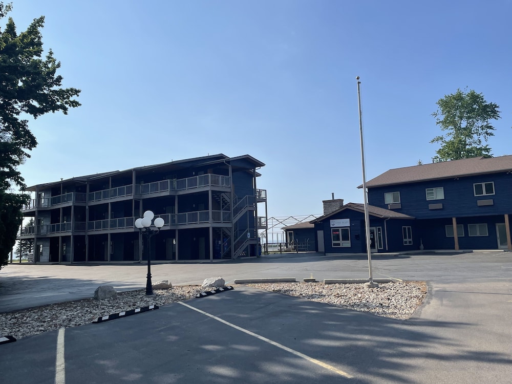 Image of Lake Bluff Inn and Suites