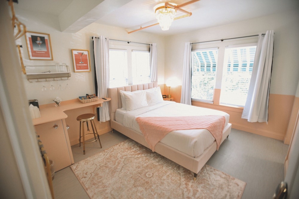 Image of Peninsula Bed & Cocktails