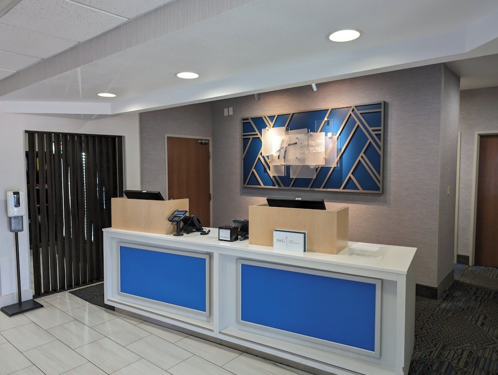 Image of Holiday Inn Express & Suites El Dorado
