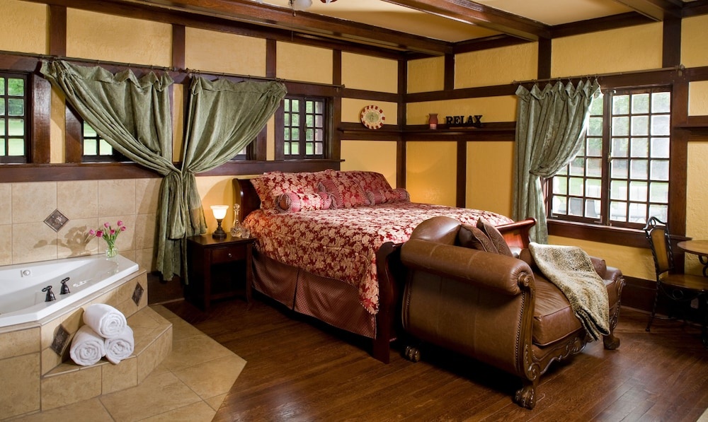 Image of Hilltop Manor Bed & Breakfast