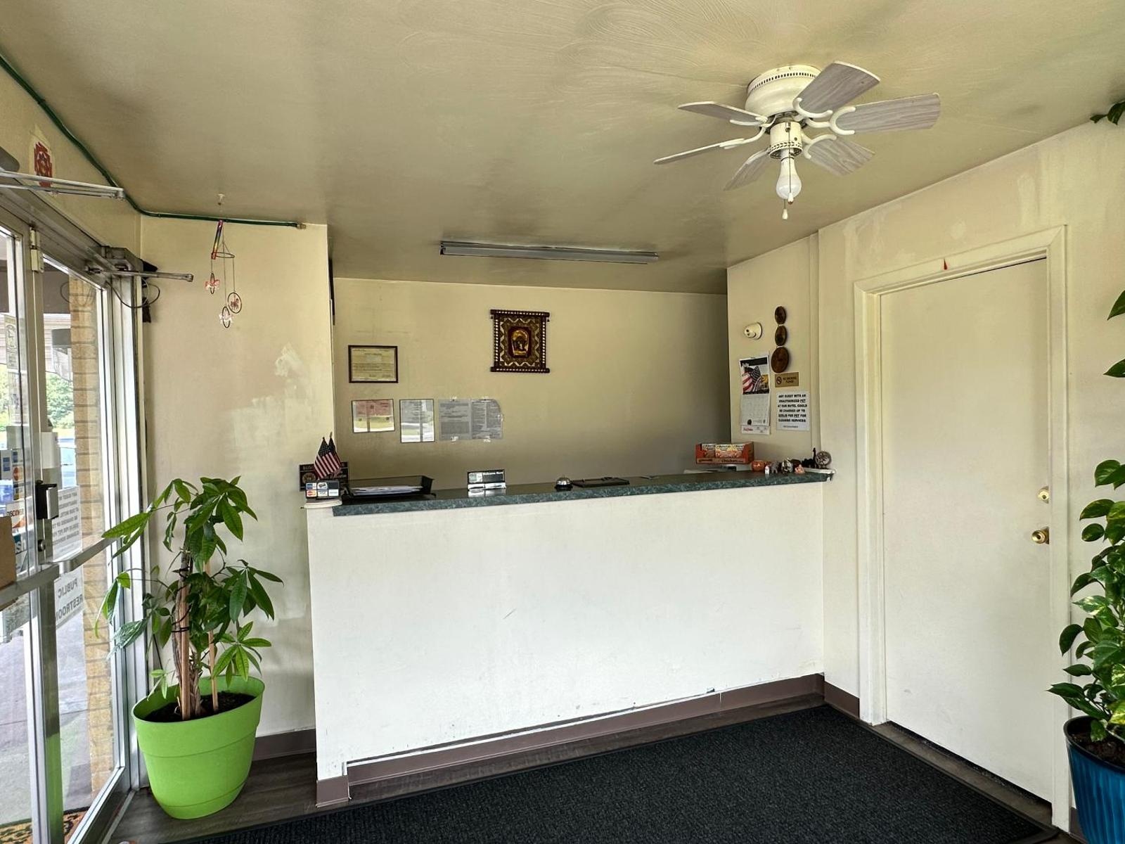 Image of Thruway Holiday Motel