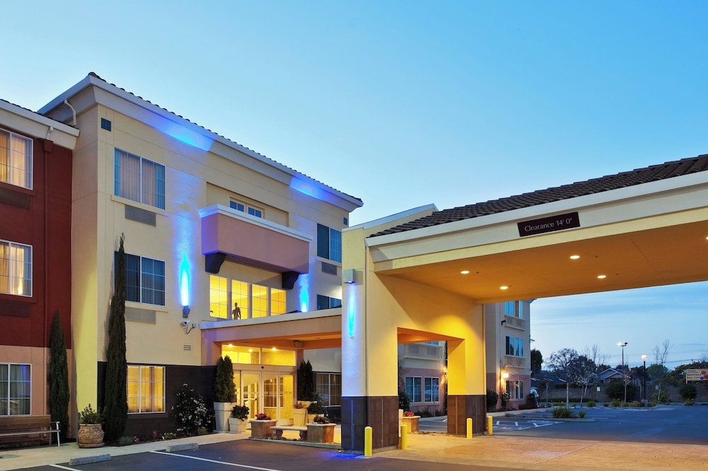 Image of Holiday Inn Express & Suites Berkeley