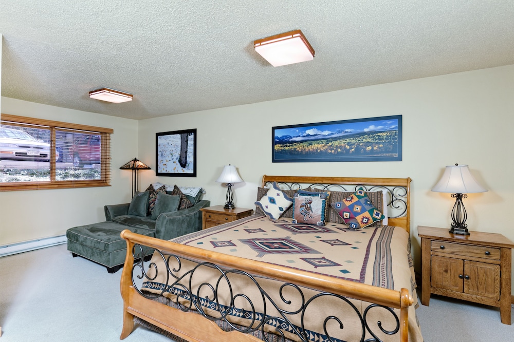 Image of Crestwood Condominiums