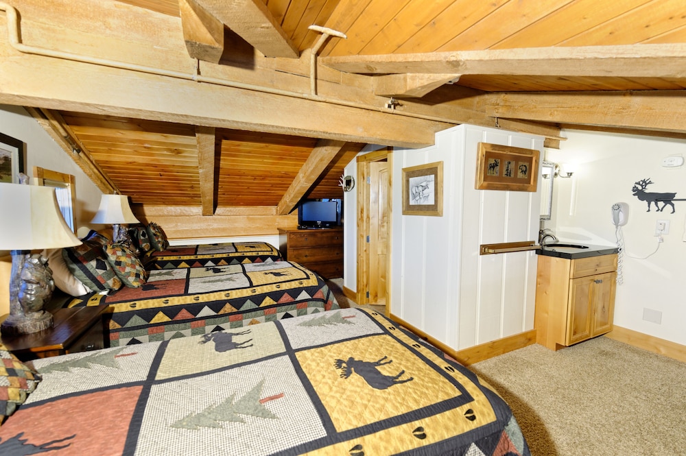 Image of Crestwood Condominiums