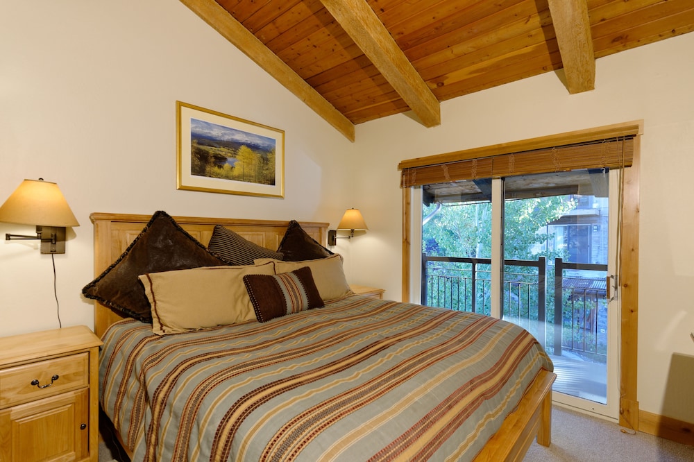 Image of Crestwood Condominiums