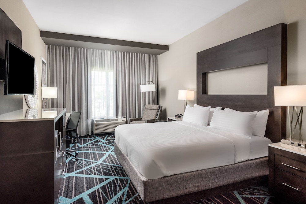 Image of Holiday Inn Express & Suites Charlotte Airport