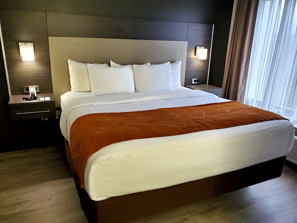 Image of Comfort Suites Northlake