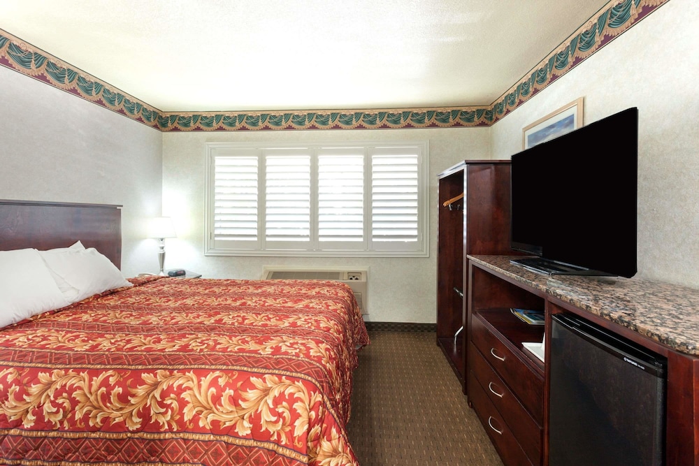 Image of Travelodge by Wyndham Long Beach Convention Center