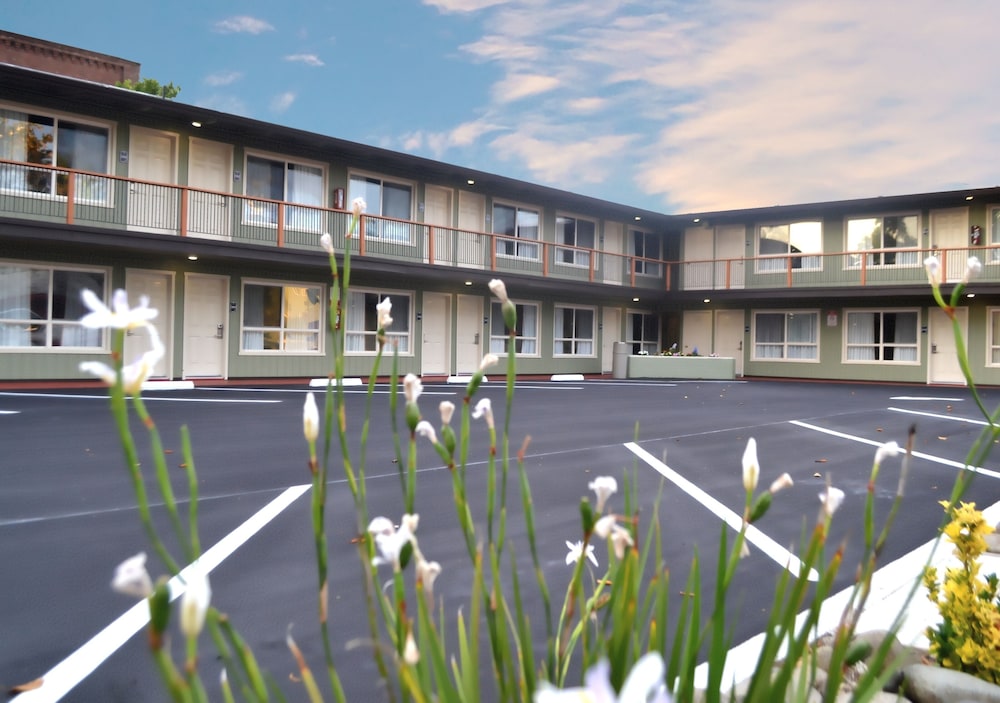Image of Thunderbird Lodge