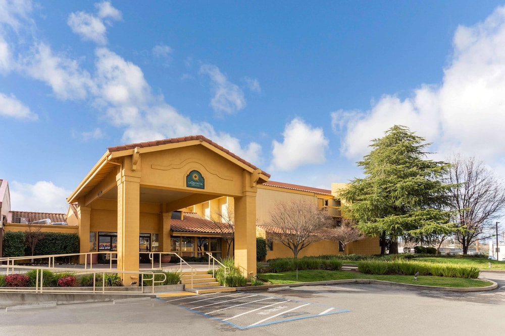 Image of La Quinta Inn & Suites by Wyndham Redding