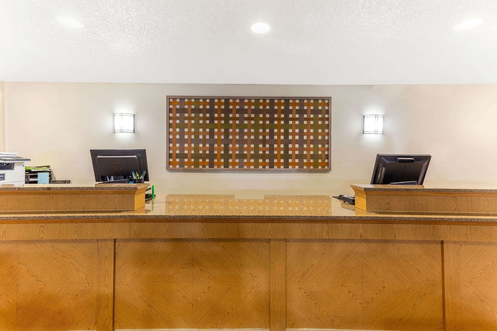 Image of La Quinta Inn & Suites by Wyndham Redding