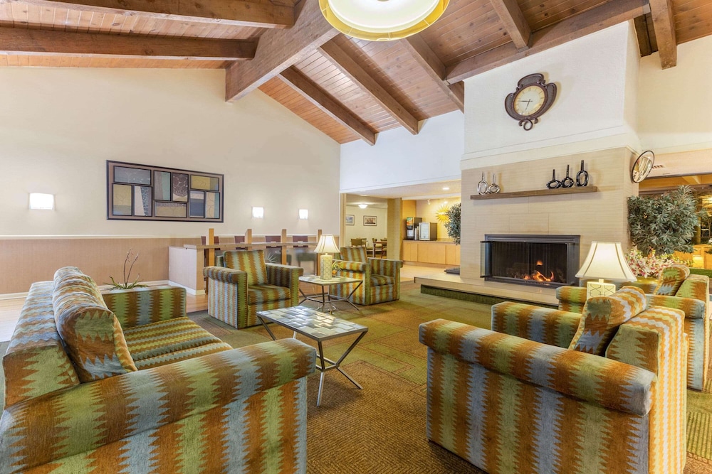 Image of La Quinta Inn & Suites by Wyndham Redding