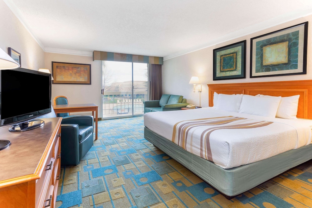 Image of La Quinta Inn & Suites by Wyndham Redding