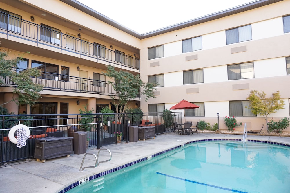 Image of Oxford Suites Redding